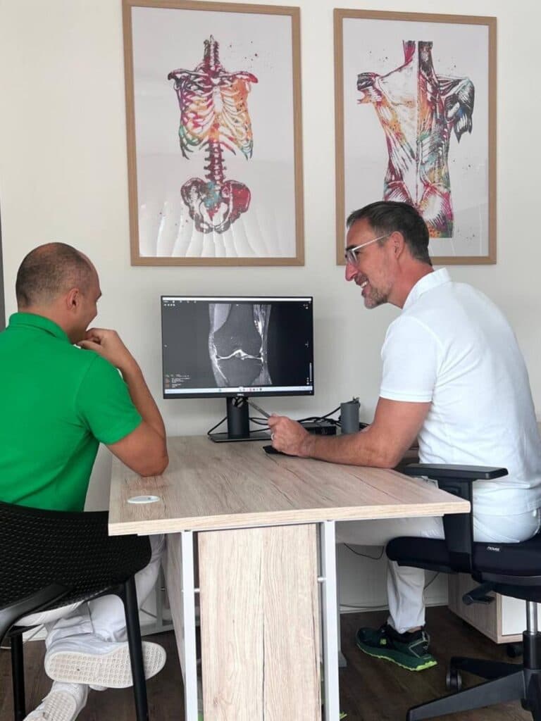 Dr. Auen-Scheiblhofer bespricht Befund mit Patient am Bildschirm